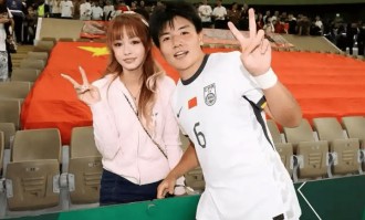 恭喜，国足22岁小将留洋，加盟英超豪门，女友曝光，长相甜美，陪伴留洋