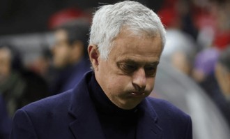 1-2！1-3！足坛疯狂一夜，切尔西倒下，穆帅出局，曼城又掉链子