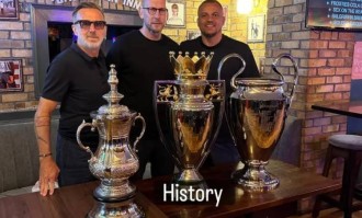 不看名字你认得出吗？3位曼联名宿合影，左边这位球迷惊呼没认出